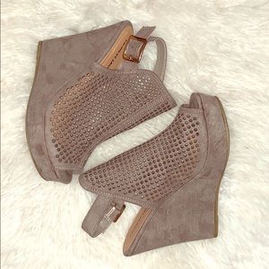 Brand New pair of Chinese Laundry Wedges size 7